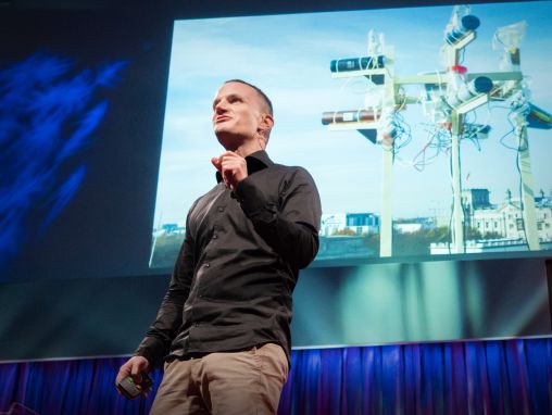 Click to play Mathias Jud: Arte che ti permette di rispondere alle spie dell'NSA