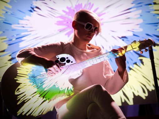Click to play Kaki King: Una fuga musicale in un mondo di luce e colore
