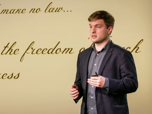Click to play Trevor Timm: Nia preslibereco, ĉu vere libera?