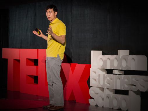 Click to play Алекс Едменс: Якій інформації довіряти у світі "постправди"?