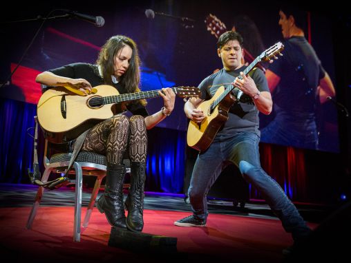 Click to play Rodrigo e Gabriela: Un'esibizione di chitarra acustica elettrizzante