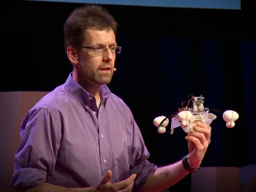 Click to play Jonathan Rossiter: Un robot mangia-inquinamento.