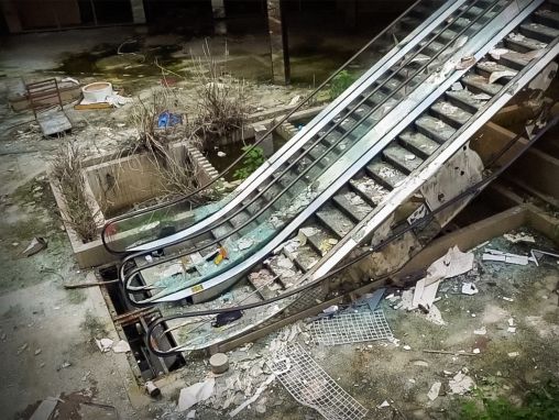 Click to play Dan Bell: Tra le rovine dei centri commerciali americani