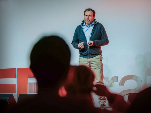 Click to play Simon Anholt: Per chi voterebbe il resto del mondo alle elezioni del vostro paese?