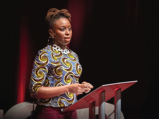 Click to play Chimamanda Ngozi Adichie: Wir sollten alle Feministen sein