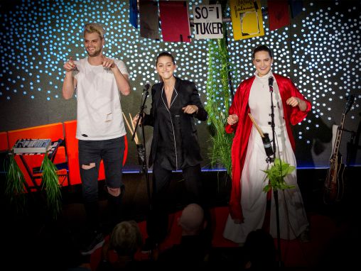 Click to play Sofi Tukker: "Awoo"
