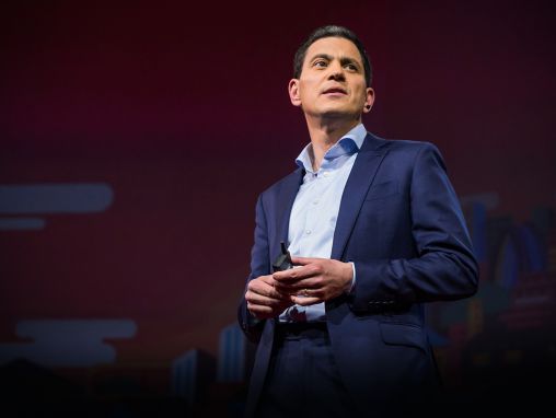 Click to play David Miliband: Die Flüchtlingskrise ist eine Prüfung unseres Charakters