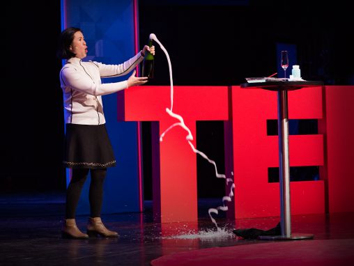 Click to play Li Wei Tan: Den fascinerende videnskab om bobler fra sæbe til champagne