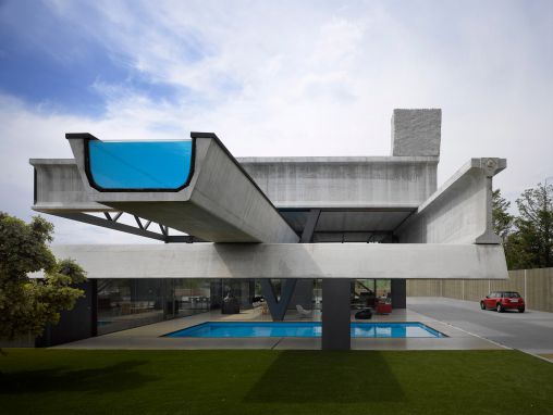 Click to play Débora Mesa Molina: Stunning buildings made from raw, imperfect materials