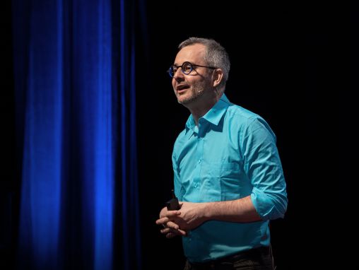 Click to play Albert-László Barabási: Hubungan sebenarnya antara usia dan kemungkinan sukses Anda