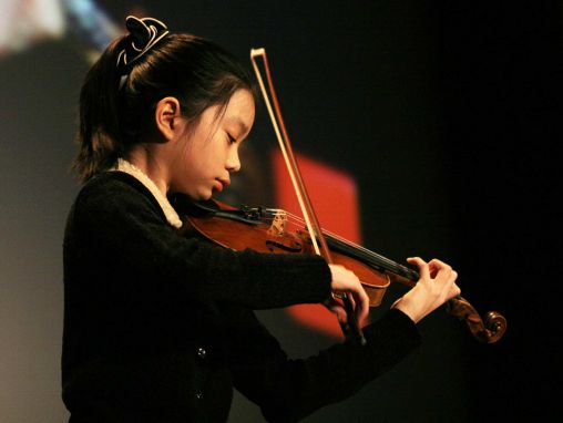 سیرینە هاونگ: کەمانچەیەکی جادووی کچێکی ١١ ساڵی