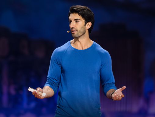 Click to play Justin Baldoni: Perché ho smesso di "essere abbastanza uomo"