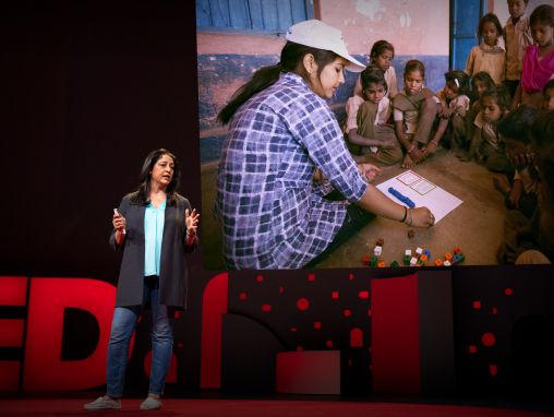 Click to play Safeena Husain: Hindistan'da okula gitmeyen 1,6 milyon kızı güçlendirecek cüretkâr bir plan