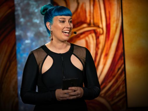 Click to play Becca McCharen-Tran: Bütün beden ölçülerini yücelten moda -- cesurca ve özür dilemeden