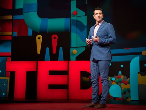 Click to play Anthony Veneziale: "İçtenliğe rastgele ilerlemek": Doğaçlama bir TED Konuşması