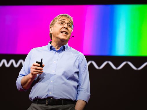 Click to play David Brenner: Una nuova arma per la battaglia ai superbatteri