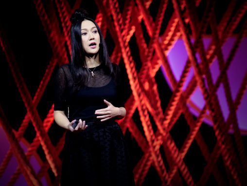 Click to play Sougwen Chung: Porque é que desenho com robôs