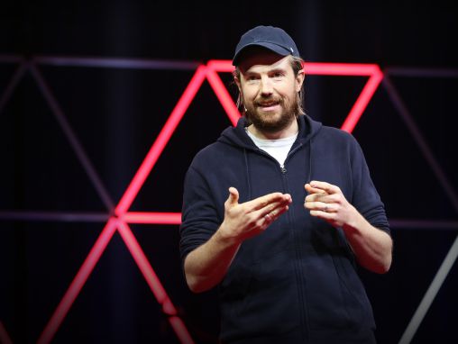 Click to play Mike Cannon-Brookes: Hoe het oplichterssyndroom in je voordeel kan werken