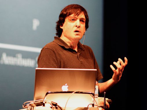 Click to play Dan Ariely spyr: Höfum við stjórn á eigin ákvörðunum?