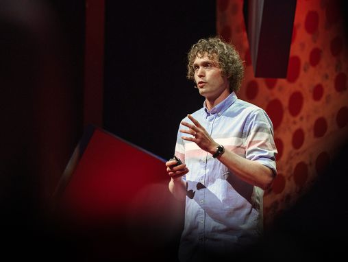 Click to play Alastair Gray: Come le borse false finanziano il terrorismo e il crimine organizzato