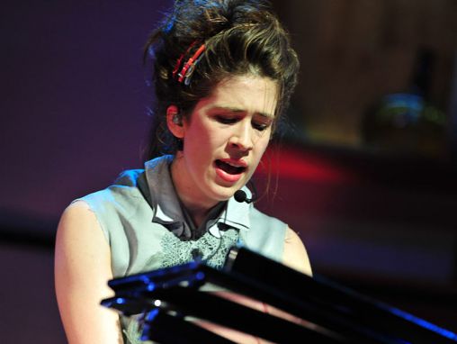 Imogen Heap بجاتے ہوے  "Wait It Out"