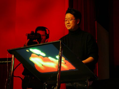 Jeff Han zeigt seinen bahnbrechenden Touchscreen