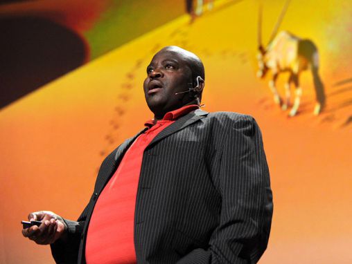 Click to play John Kasaona: Von Wilderern zu Wildhütern