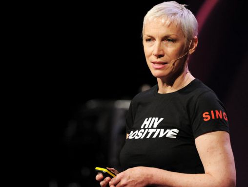 Click to play Annie Lennox : Pourquoi je milite contre le VIH/SIDA